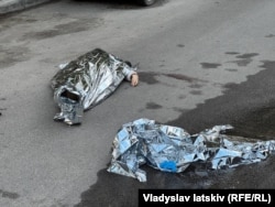 Тіла загиблих на місці стрілянини у Києві. 18 квітня 2026 року