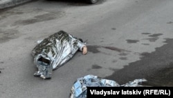 اجساد قربانیان در محل تیراندازی در کیف. ۱۸ اپریل ۲۰۲۶