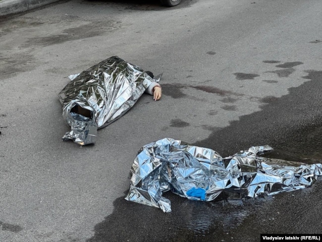 Тіла загиблих на місці стрілянини у Києві. 18 квітня 2026 року