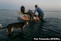 Braća Seržan i Nuržan se spremaju da krenu na jezero.