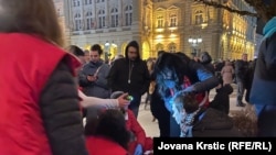 Lekarski tim pruža pomoć povređenim studentima na protestu u Novom Sadu, 16. februar 2026.