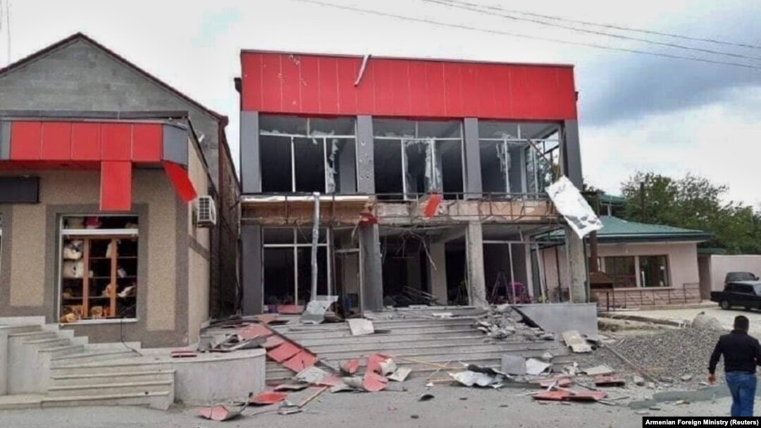 Здание в Мартакерте, поврежденное в результате авиаудара во время боевых действий. Нагорный Карабах, 30 сентября 2020 г.