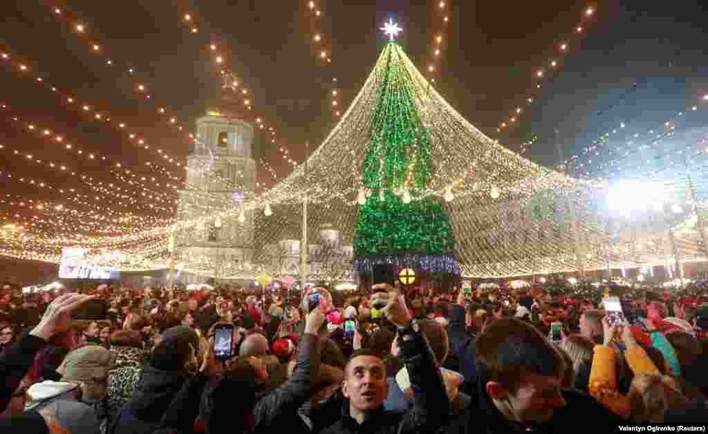 Празднование Нового года на Софийской площади в Киеве, 1 января