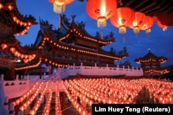 Святкові ліхтарі в храмі Тянь Хоу в Куала-Лумпурі, Малайзія, 12 лютого 2021 року