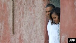 Președintele Obama și soția sa vizitînd „Casa Sclavilor” pe coasta Dakarului