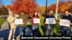 Митинг в защиту директора школы в Колывани