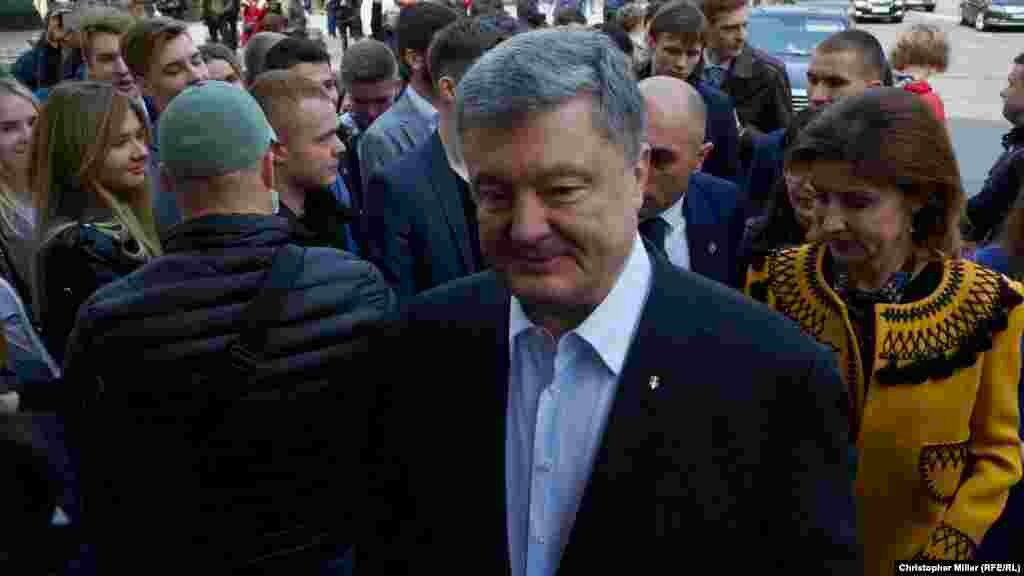 Ширкати Петр Порошенко дар овоздиҳӣ