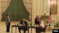 دونالد ترامپ و سلمان بن عبدالعزیز در حال امضای قراردادهای تسلیحاتی در ریاض 