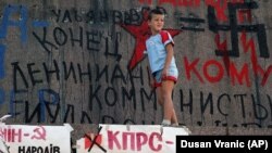 he centre of the Ukrainian capital Kiev on Tuesday, August 28, 1991, four days after the Ukrainian republic declared Хлопчик біля антикомуністичних графіті, намальованих на п’єдесталі пам’ятника Леніну, через чотири дні після проголошення незалежності України. Київ, 28 серпня 1991 року