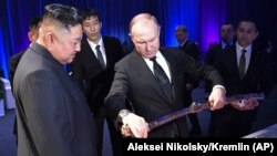 Владимир Путин с корейски меч, получен като подарък от Ким Чен-ун.