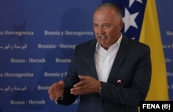 Ministar odbrane BiH Zukan Helez kaže da su odluke o vojnim muzejima donesene prije nego što je preuzeo dužnost.