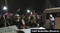 4 ოქტომბერს, დემონსტრანტების ჯგუფმა პრეზიდენტის ადმინისტრაციის ეზოს ჯებირიც გაარღვია.