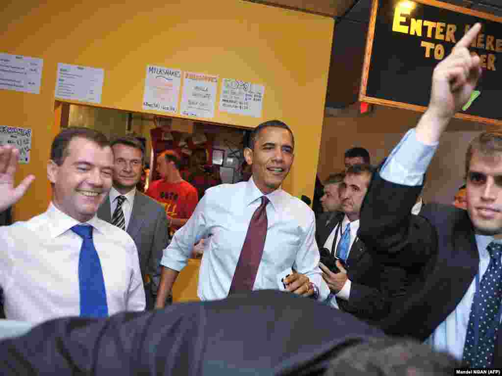 Pas bisedimeve, dy liderët vizituan lokalin e njohur Ray’s Hell Burger.