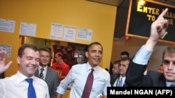 Președintele Barack Obama și omologul său rus Dmitri Medvedev la Ray's Hell Burger