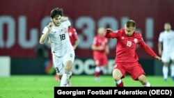 Единственный гол на 74-й минуте в ворота сборной Северной Македонии забил Хвича Кварацхелия (слева)