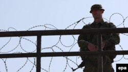 Vojnik NATO na granici Kosova i Srbije