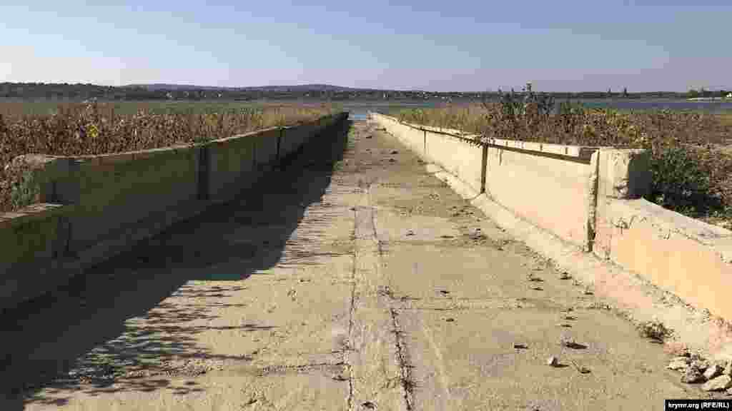 Саме водосховище поповнюється виключно дощовою водою і шлюзами з Білогірського водосховища. Зараз вони стоять сухі