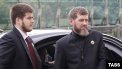 Adam (çepde) we Ramzan Kadyrowlar