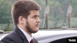 Кавказ.Реалії зазначають, що підконтрольні владі Чечні засоби масової інформації не підтверджували й не заперечували госпіталізацію Адама Кадирова (на фото)