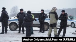 Полиция на месте строительства дороги к МСЗ, начало декабря. 
