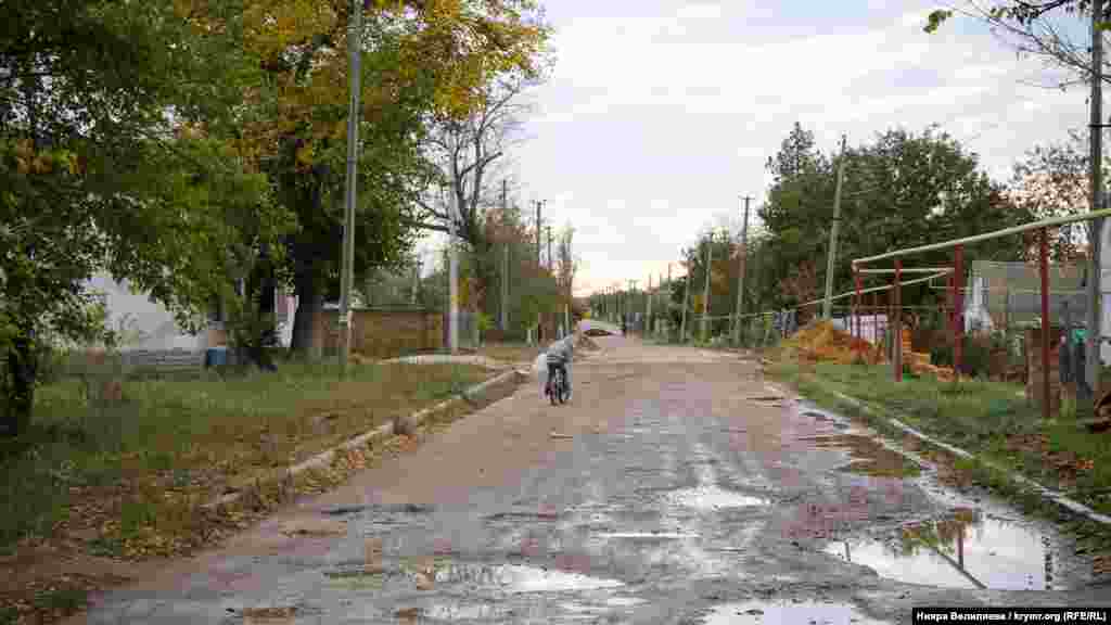 &laquo;Не можна сказати, що зараз село дуже розвивається. Люди живуть. Є ті, хто підтримує так званого &laquo;брата&raquo;, є ті, хто чекає Україну. Є люди, які виходять на акції протесту, на суди, вони &ndash; під прицілом ФСБ. Якщо максимально відсторонитися від політики, то люди не потрапляють в поле зору російських спецслужб. В цілому, життя, яким було, таким і залишилося&raquo;, &ndash; робить висновок кримська журналістка