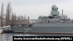 У навчаннях бере участь ракетний крейсер «Москва» (на фото), який базується в Севастополі