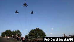 Avionët luftarakë MiG-29, gjatë festimit të çlirimit të Bratisllavës nga nazistës. Fotografi ilustruese nga arkivi. 