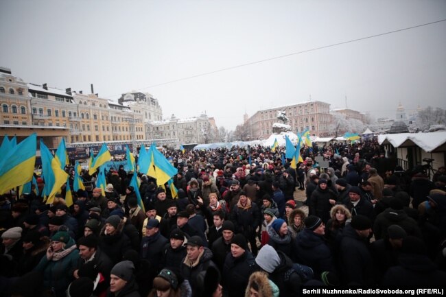 Верующие на площади у Софийского собора в Киеве