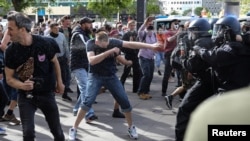 Na demonstracijama pre svega učestvuju pripadnici esktremno desničarskih grupa i ljudi koji veruju da je korona virus deo globalne zavere (Berlin, 9. maj 2020)