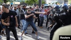 Policia gjermane përdori gazin lotësjellës për të shpërndarë protestuesit që kërkonin lehtësimin e masave të izolimit.