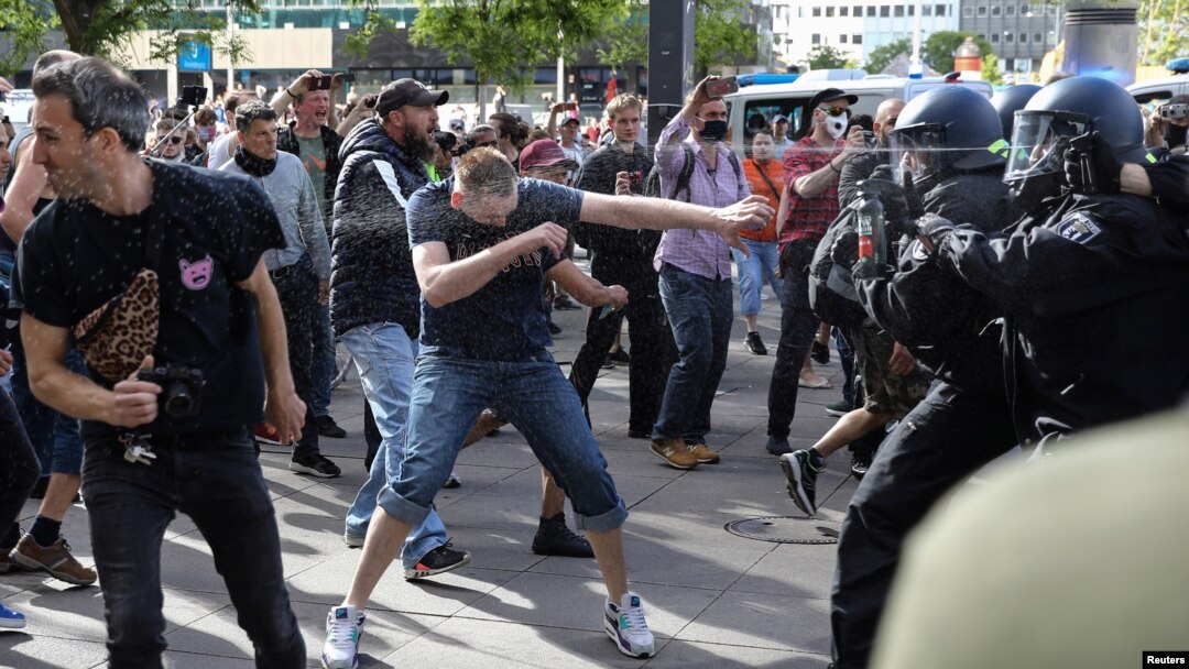 Alexanderplatz майдонида норозилар ва полиция тўқнашуви, полиция аччиқ сув пуркамоқда, 9 май, 2020