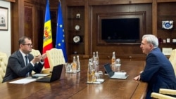 Prim-ministrul desemnat, Vasile Tofan (stânga), discută cu premierul interimar și ministru al Economiei, Eugeniu Osmochescu, în cadrul consultărilor pe care Tofan le-a lansat în vederea formării unei noi echipe guvernamentale și a întocmirii programului de guvernare, 13 iulie.