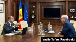 Prim-ministrul desemnat, Vasile Tofan (stânga), discută cu premierul interimar și ministru al Economiei, Eugeniu Osmochescu, în cadrul consultărilor pe care Tofan le-a lansat în vederea formării unei noi echipe guvernamentale și a întocmirii programului de guvernare, 13 iulie.