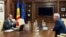 Prim-ministrul desemnat, Vasile Tofan (stânga), discută cu premierul interimar și ministru al Economiei, Eugeniu Osmochescu, în cadrul consultărilor pe care Tofan le-a lansat în vederea formării unei noi echipe guvernamentale și a întocmirii programului de guvernare, 13 iulie.
