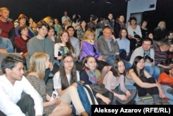 Зрительный зал был заполнен вплоть до сцены в день премьеры спектакля «Пробуждение весны» в республиканском немецком театре. Алматы, 26 марта 2015 года.