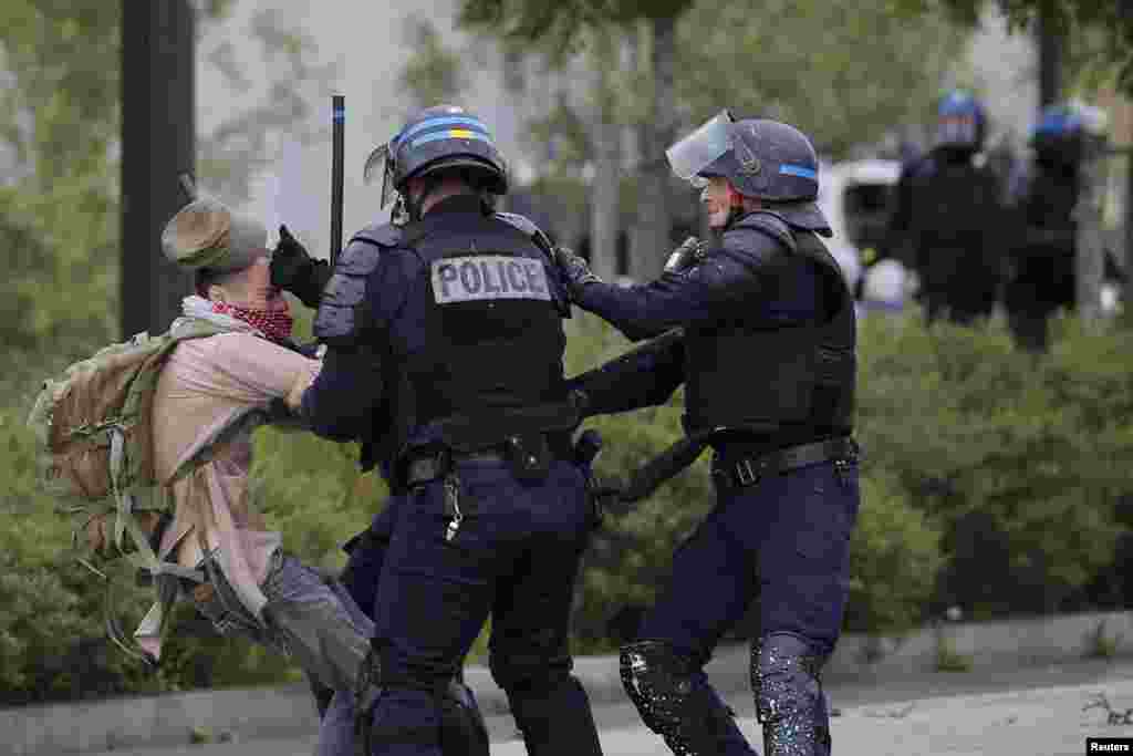 Fransuz polisiýasy hökümetiň zähmet kanuny reformasyna garşy protest bildirýän adamy tutýar. Nantes. (Reuters/Stephane Mahe)