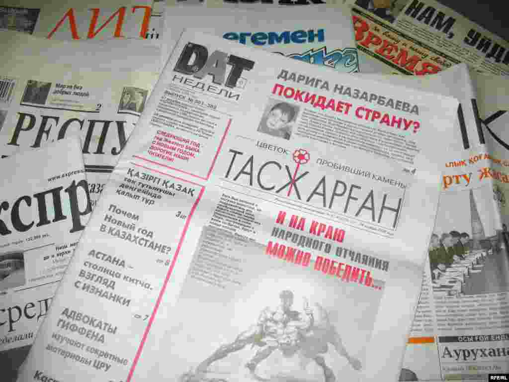 50 мың данамен шығып келген оппозициялық "Тасжарған" газеті, тәуелсіз басылымның алғашқы қарлығаштарының бірі. - 50 мың данамен шығып келген оппозициялық "Тасжарған" газеті, тәуелсіз басылымның алғашқы қарлығаштарының бірі.