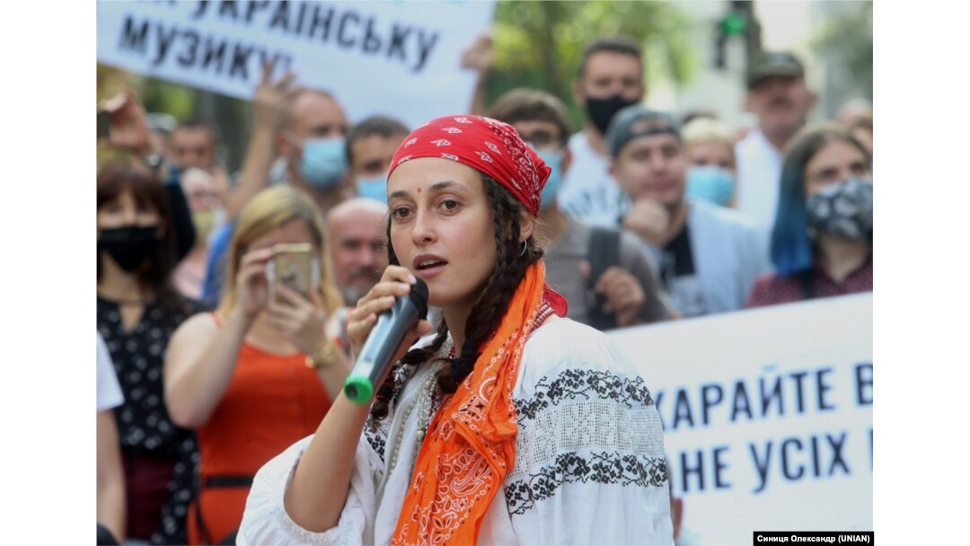 Співачка Аліна Паш під час акції «НасНеЧують: Мітинг на підтримку концертно-музичної індустрії» біля будівлі Кабінету міністрів України. Київ, 3 вересня 2020 року