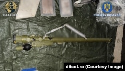 Una din armele care apar în fotografiile publicate de DIICOT pare a fi un sistem portabil antiaerian sovietic/rusesc de tip „Igla”.