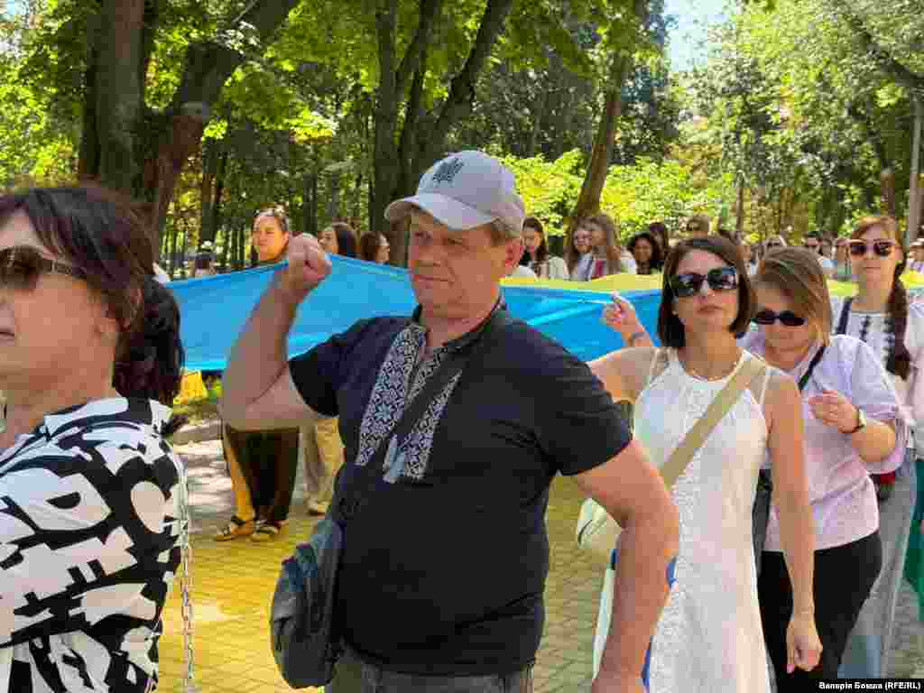 Дніпрянка Оксана у розмові з Радіо Свобода зазначила, що День Незалежності дуже важливий день для України, в якій зараз йде війна. І що цим заходом вона бодай символічно стає учасницею у боротьбі українського народу за свою незалежність, мир і демократію