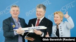 Президент України Петро Порошенко, керівник Ryanair Майкл О'Лірі і директор аеропорту «Львів» Тетяна Романовська на церемонії підписання угоди, 23 березня 2018 року