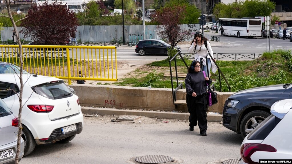 Dy gra e kalojnë rrugën e mbushur me vetura në një vend pa shenja për këmbësorë në lagjen "Arbëria", jo shumë larg prej mbikalimit të ri në këtë lagje.