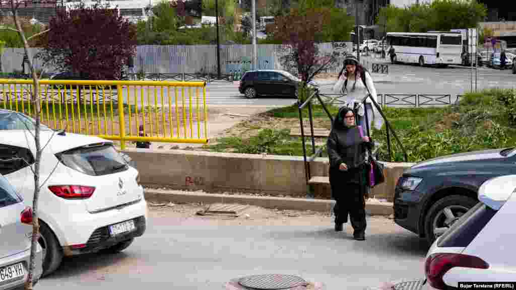 Dy gra e kalojnë rrugën e mbushur me vetura në një vend pa shenja për këmbësorë në lagjen "Arbëria", jo shumë larg prej mbikalimit të ri në këtë lagje.