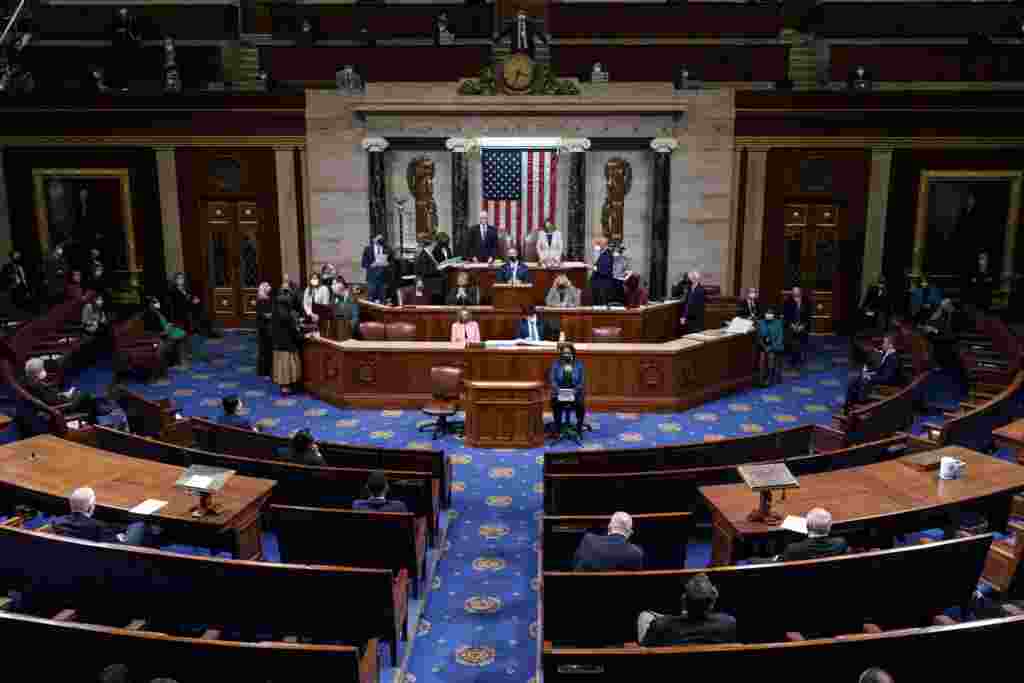 Nënkryetari i SHBA-së, Mike Pence, dhe kryetarja e Dhomës së Përafqësuesve, Nancy Pelosi&nbsp; qëndrojnë pasi lexuan certifikimin përfundimtar të votave të Kolegjit Zgjedhor të zgjedhjeve presidenciale të nëntorit, gjatë seancës së përbashkët të Kongresit, Uashington, 7 janar 2021.