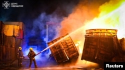 Одессага урулган соккудан чыккан өрттү өчүрүү учуру. Иллюстрация. 