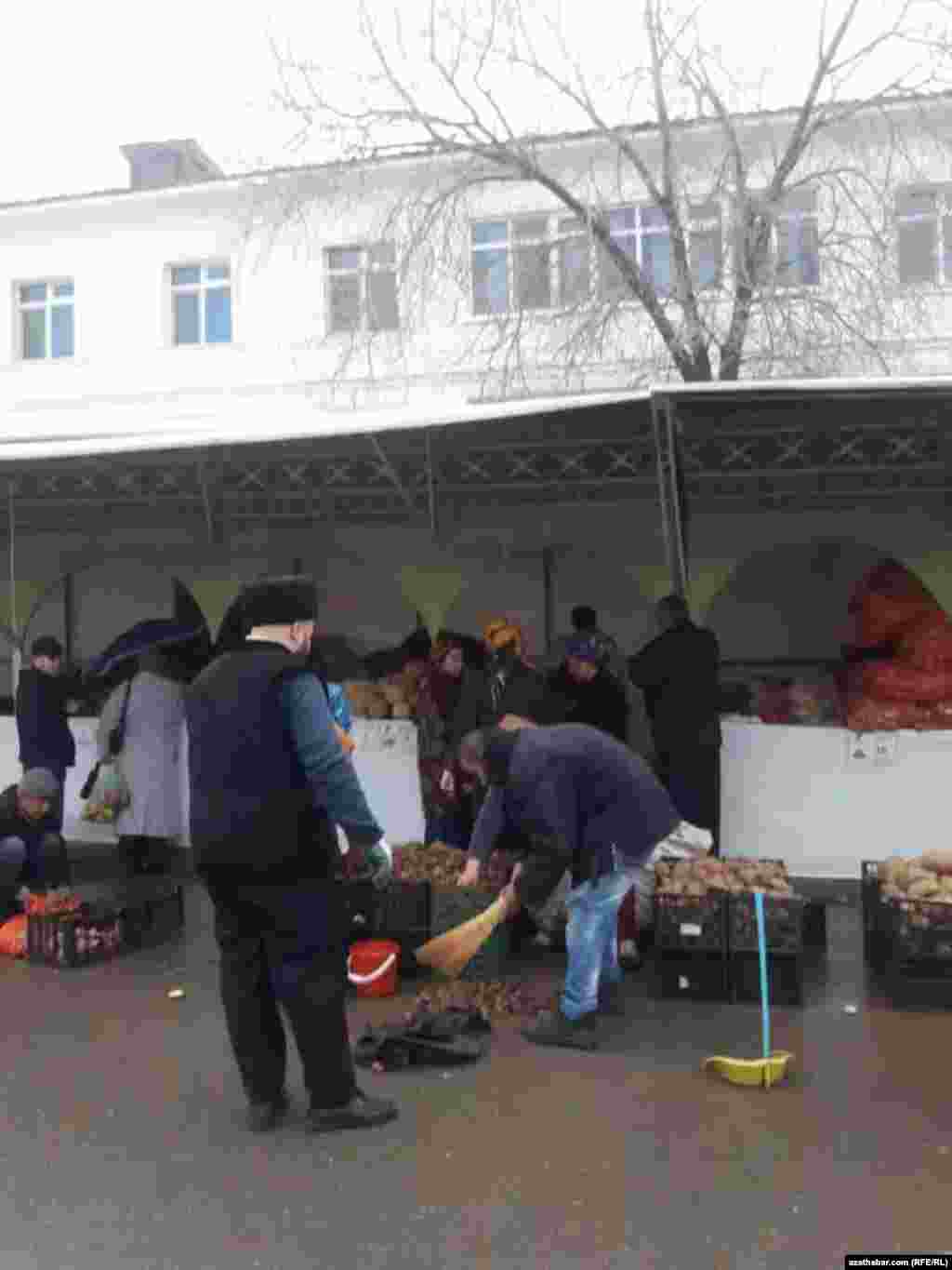 Türkmenistan. "Jennet" bazaryndaky söwda. Ownuk, hapa we ýygnalanda pil degen ýer almalarynyň her biri 5, 7.50 we 8.80 manatdan satylýar.
