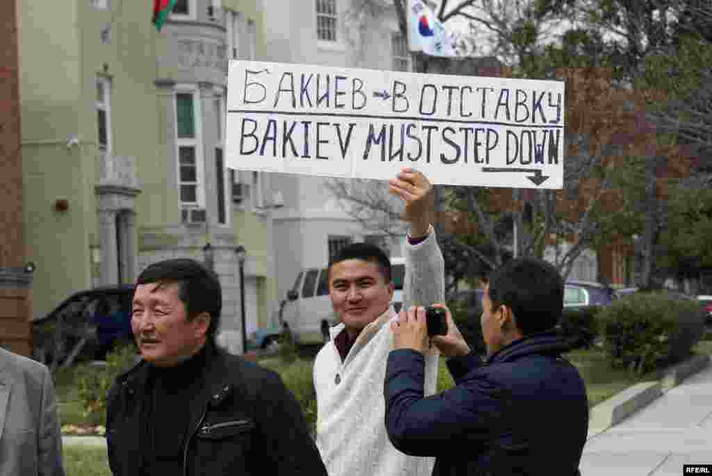 АКШда "Бакиевсиз шайлоо" митинги өттү - Вашингтондун Жоржтаун бөлүгүндөгү Массачусетс авеньюда кырка жайгашкан элчиликтердин арасында Кыргызстандын желеги илинген имараттын алдына отуздай мекендештер чак түштө чогулушту.