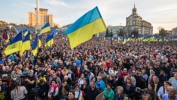 Ukraina imayecisi kününde «Teslimiyetke yoq» aktsiyası. Kyiv, 2019 senesi oktâbrniñ 14-ü