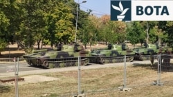 Tanket bllokojnë një pjesë të Beogradit përpara paradës ushtarake