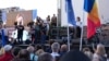  Șefa statului Maia Sandu ținând un discurs, în curtea Președinției, după un marș dedicat Zilei Suveranității R. Moldova.
